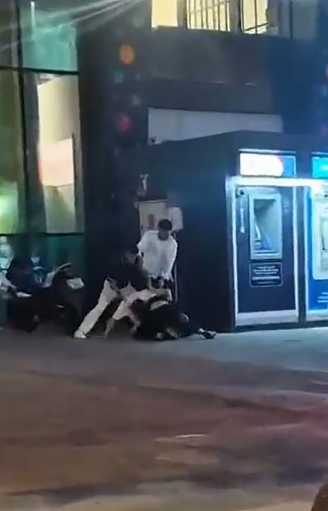 Tartıştığı genci yere yatırıp acımasızca darp ettiler