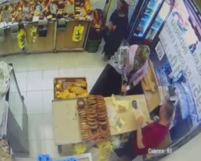 Dikkati dağılan kadının cüzdanını kaşla göz arasında çaldı