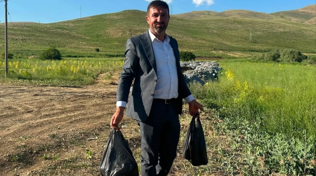 Yol kenarına atılan bira şişeleri köylüyü isyan ettirdi