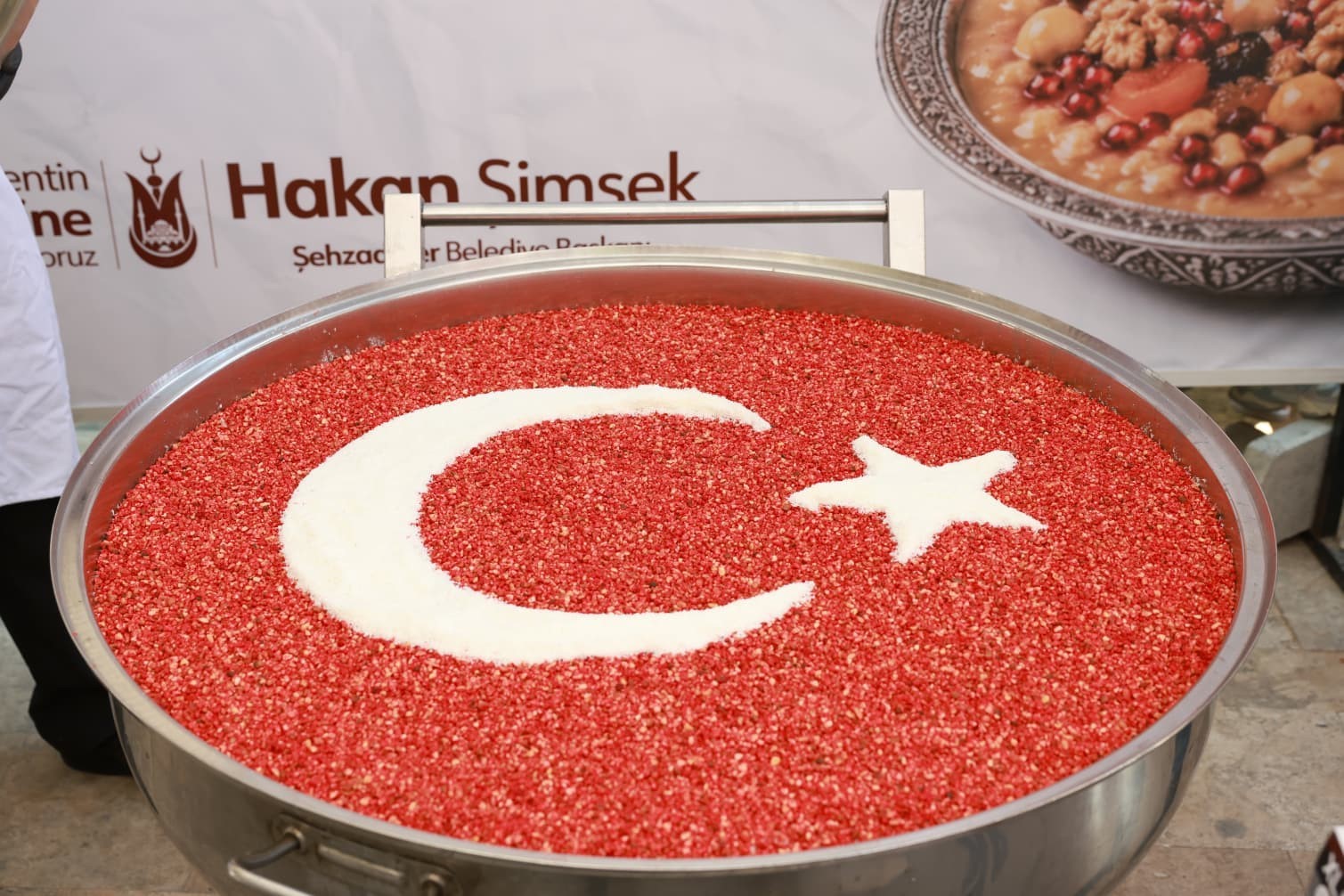Başkan Hakan Şimşek hemşerileriyle aşure bereketini paylaştı