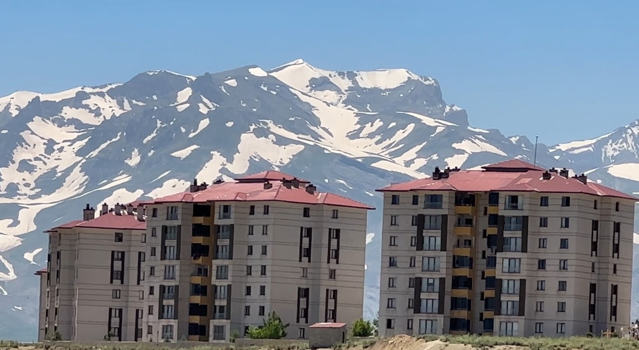 Yüksekova’nın heybetli Cilo Dağı 12 ay boyunca kar yığınlarını barındırıyor