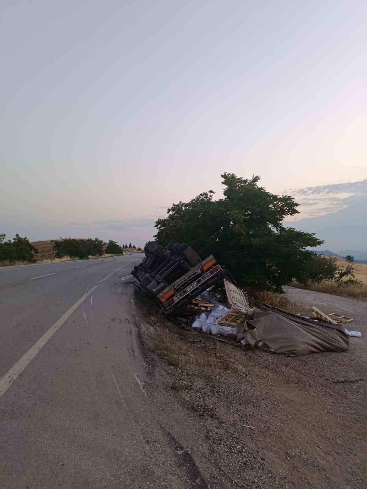 Bilecik’te yan yatan tırın sürücüsü yaralandı