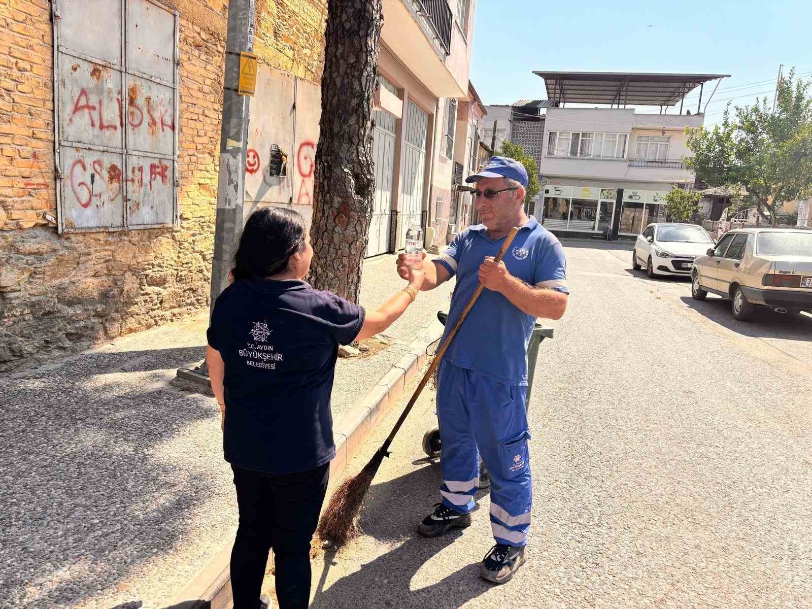 Aydın Büyükşehir ve ASKİ personellerine sıcak havada su desteği
