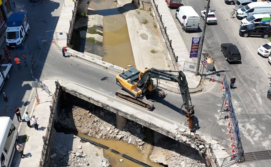 Ordu’da sağanak sonrası taşkın riski bulunan derede güvenli köprü çalışması