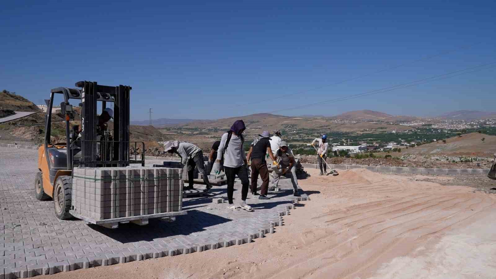 Elazığ Asri Mezarlıkta, altyapı ve çevre düzenlemeleri sürüyor
