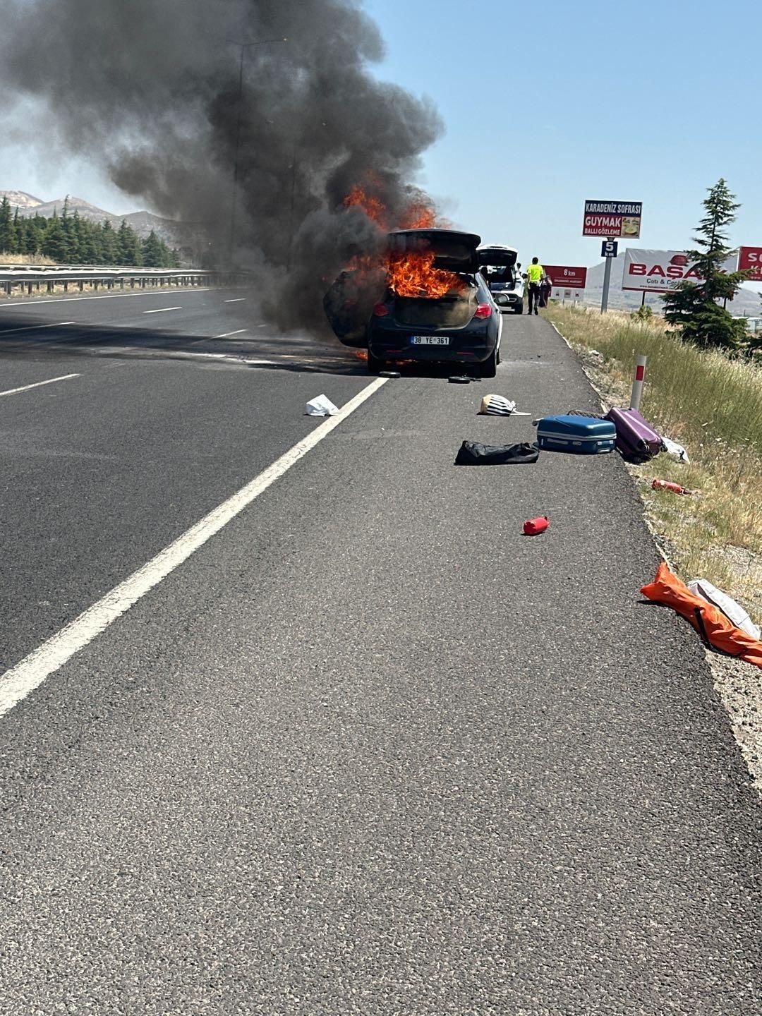 Eskişehir’de seyir halindeki otomobil alevlere teslim oldu