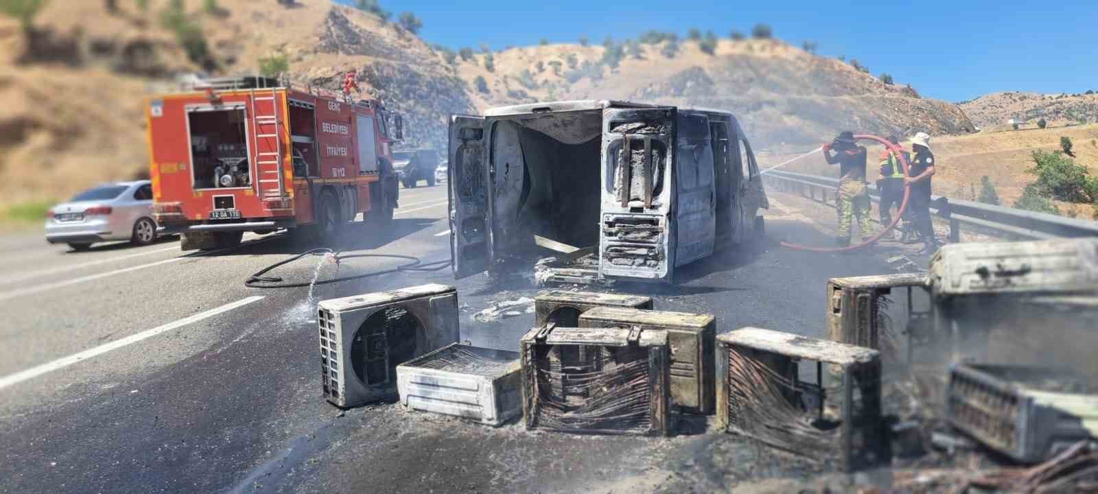 Bingöl’de klima yüklü kamyonet alev alev yandı