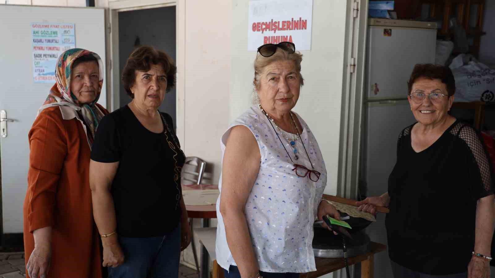 Emekli kadınlar gözleme satarak üniversitelilere destek oluyor