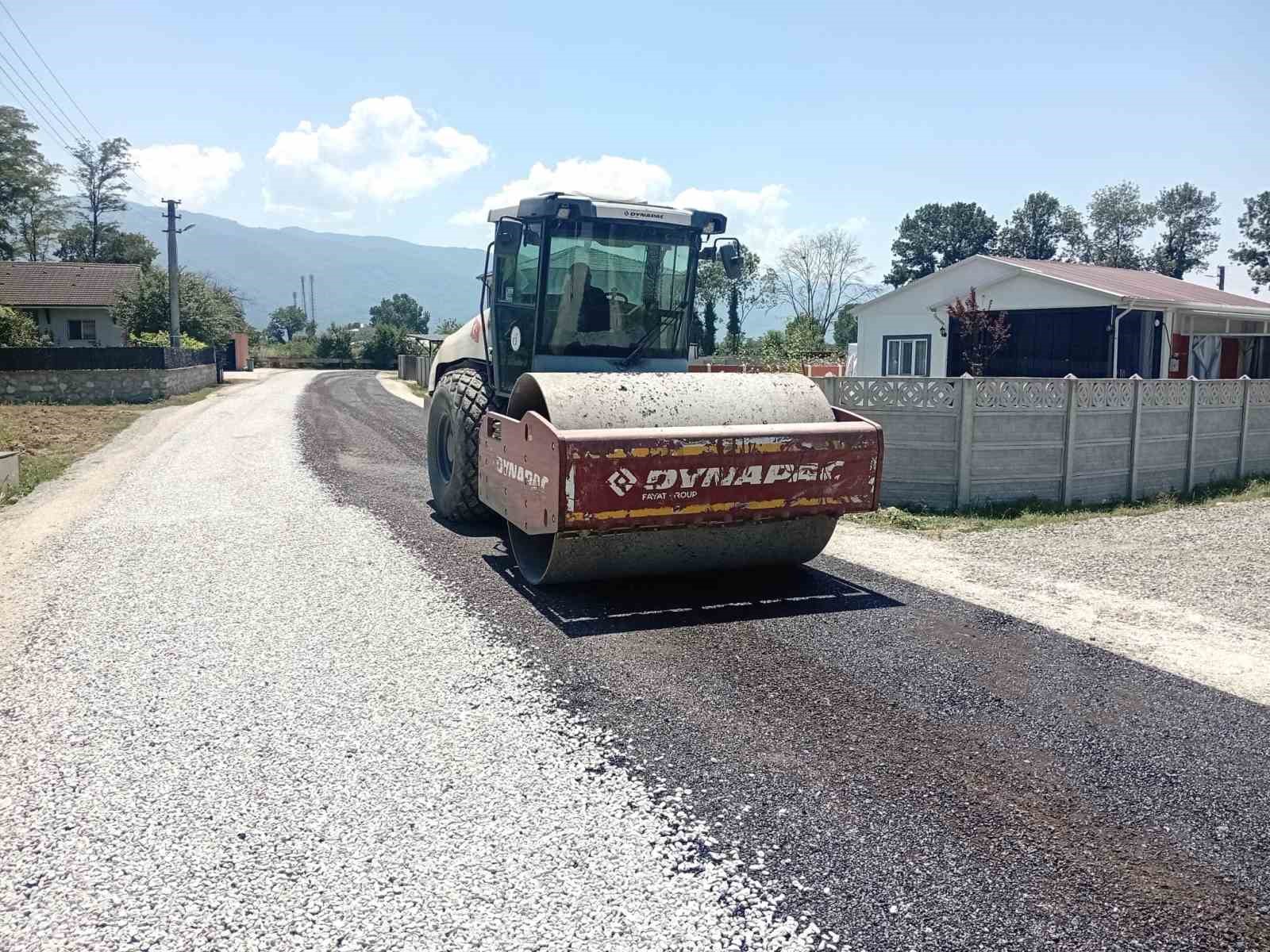 Düzce’de köylerde sathi kaplama çalışmaları tamamlanıyor