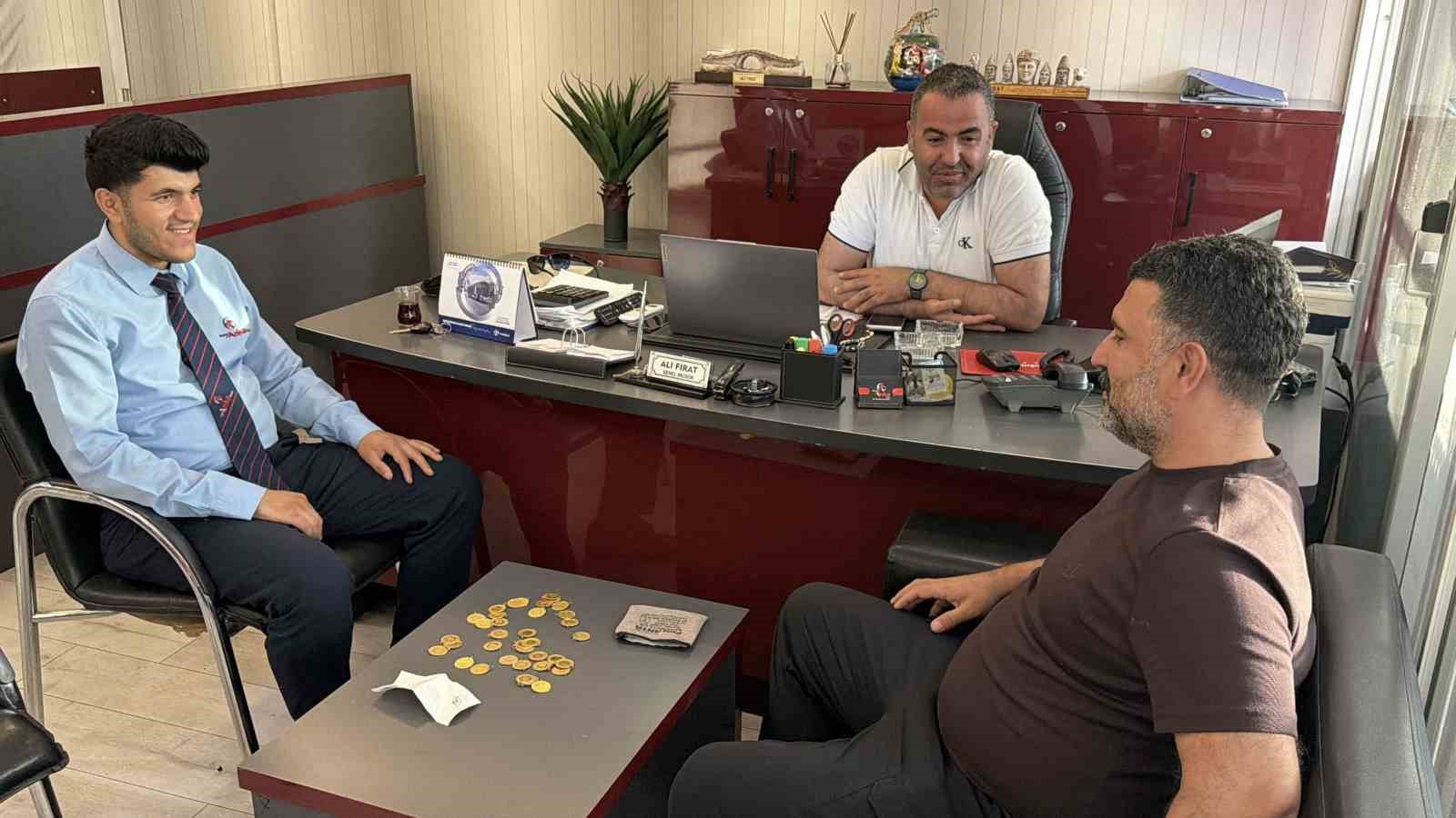 4 buçuk milyon TL değerindeki altın ve çeki sahibine ulaştırdı