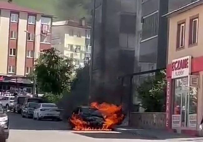 Erzurum’da otomobil alev topuna döndü