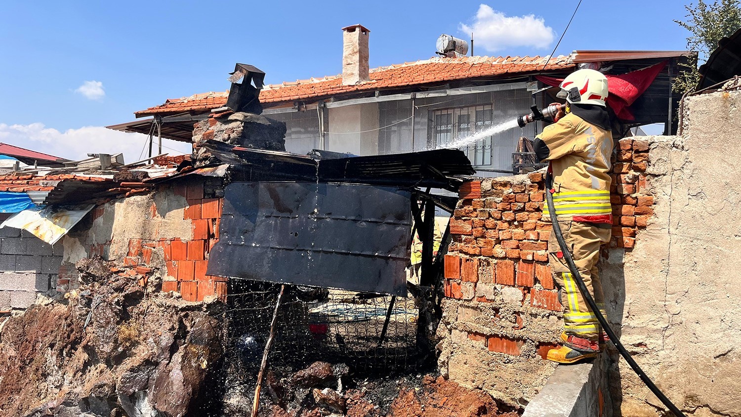 Bahçedeki fırında çıkan yangın paniğe neden oldu