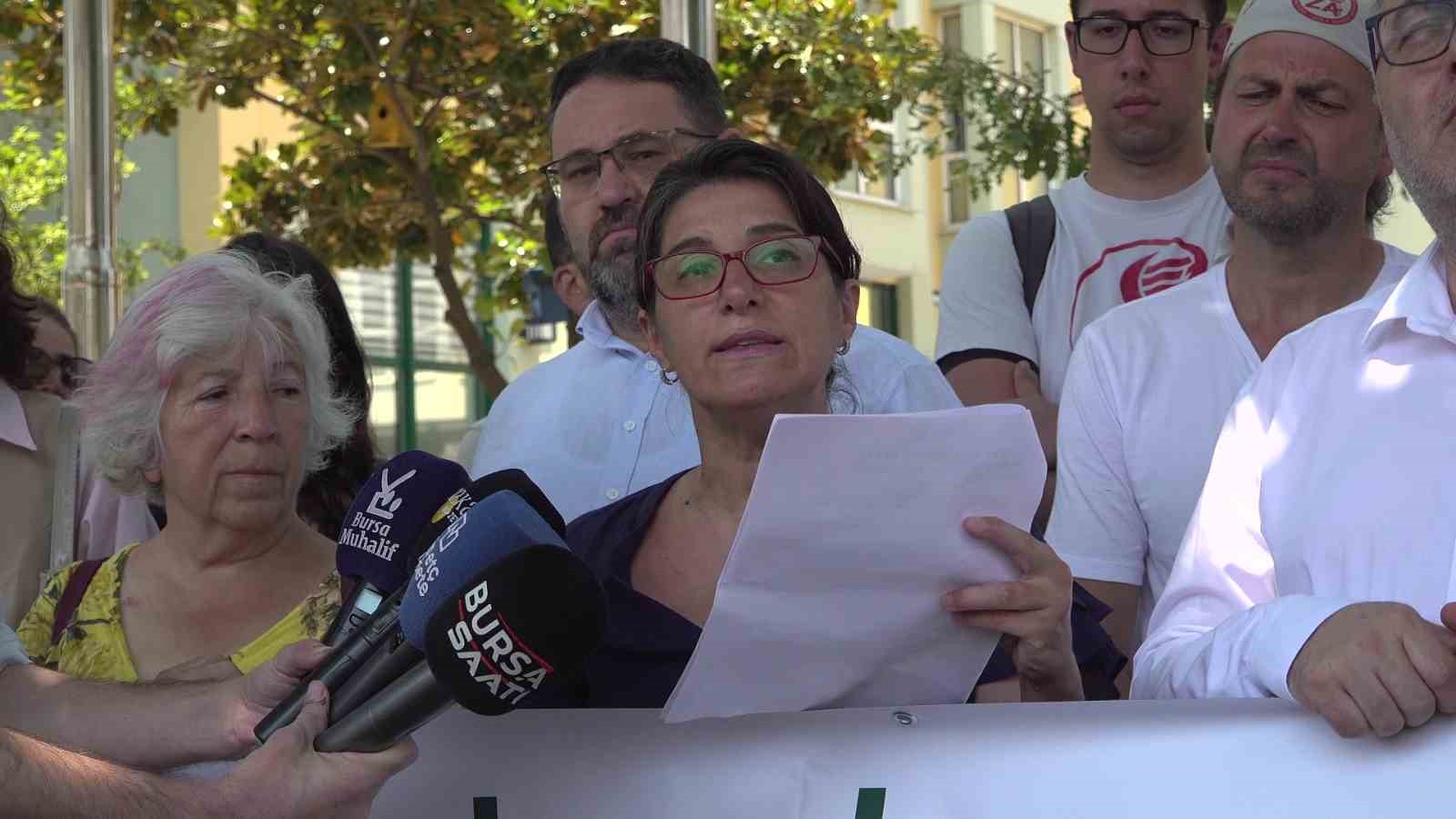 Bursa’da kızıl geyik av ihalesine geyik kostümlü protesto