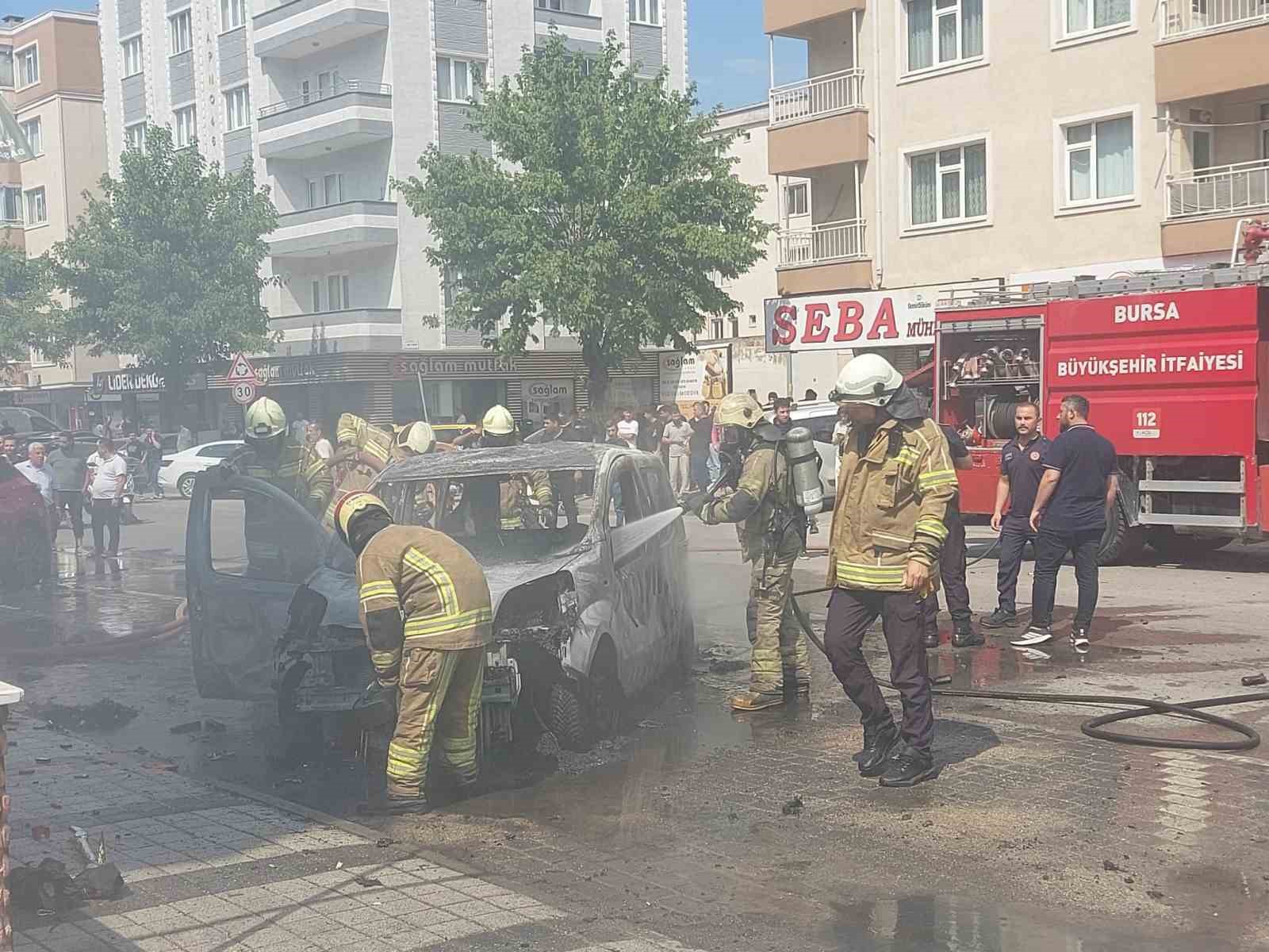 Çakmak yüklü araç alev alev yandı
