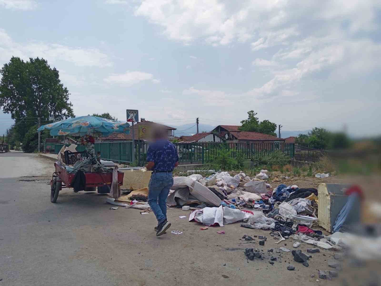 Sokağa evsel atık atarken fotoğraflandı