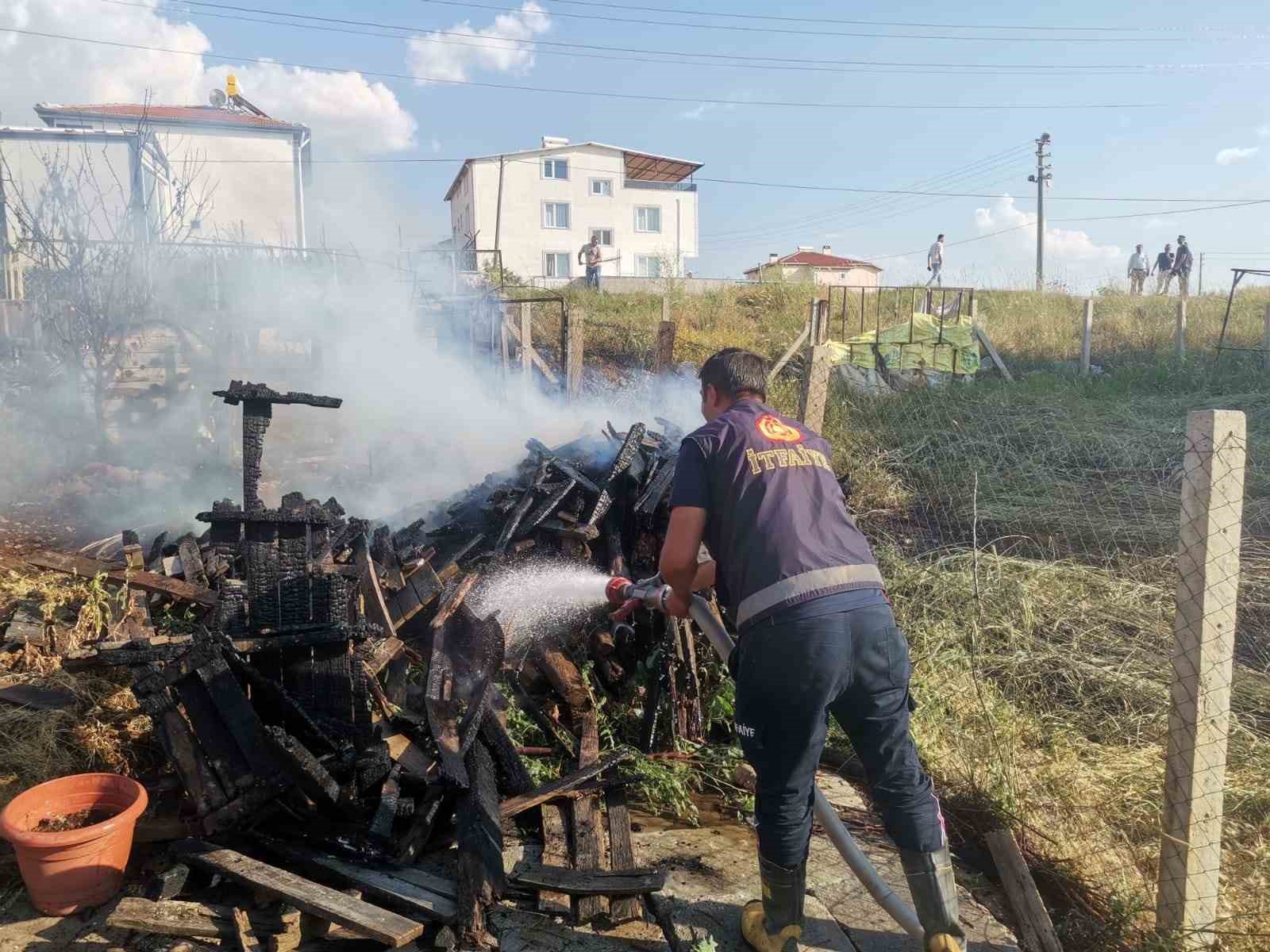 Arazideki odunların tutuşması sonucu yangın çıktı
