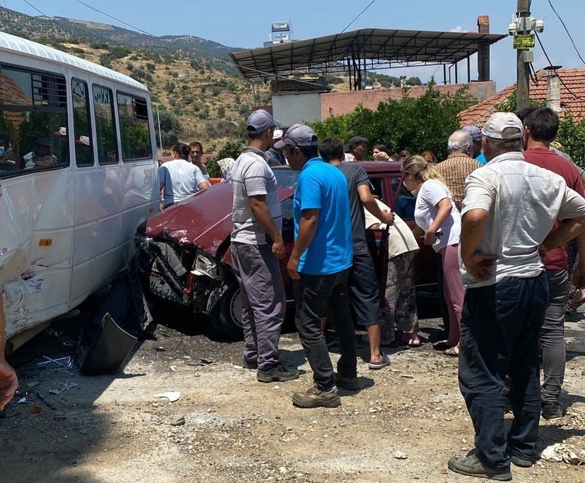 Bozdoğan’da işçi servisi ile otomobil çarpıştı:3 yaralı