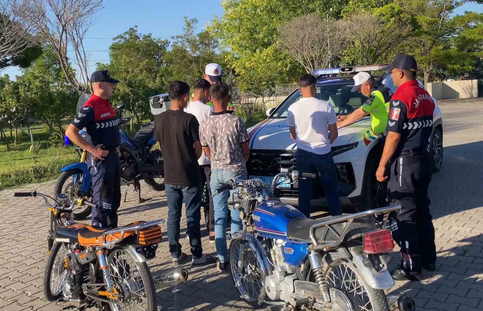 Motosikletli trafik canavarları jandarmadan kaçamadı