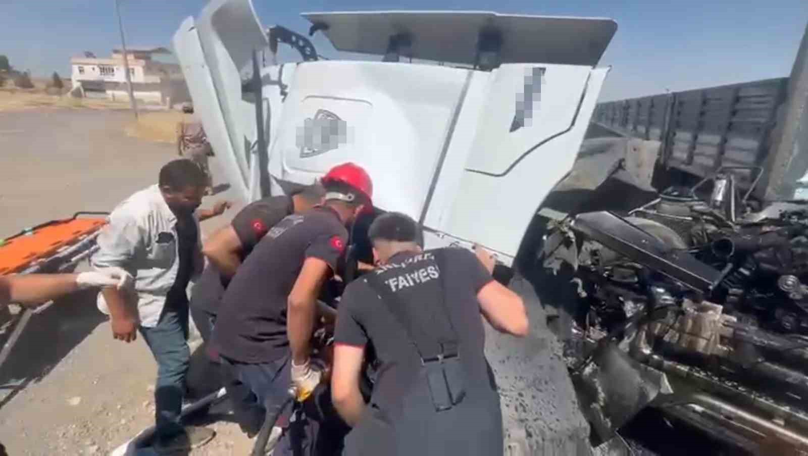 Şanlıurfa’da tır kamyonla çarpıştı: 1 ölü, 1 yaralı