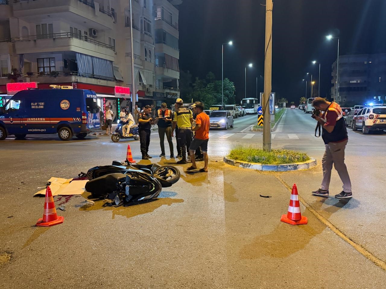 Alanya’da hafif ticari araçla çarpışan motosikletli genç yaralandı
