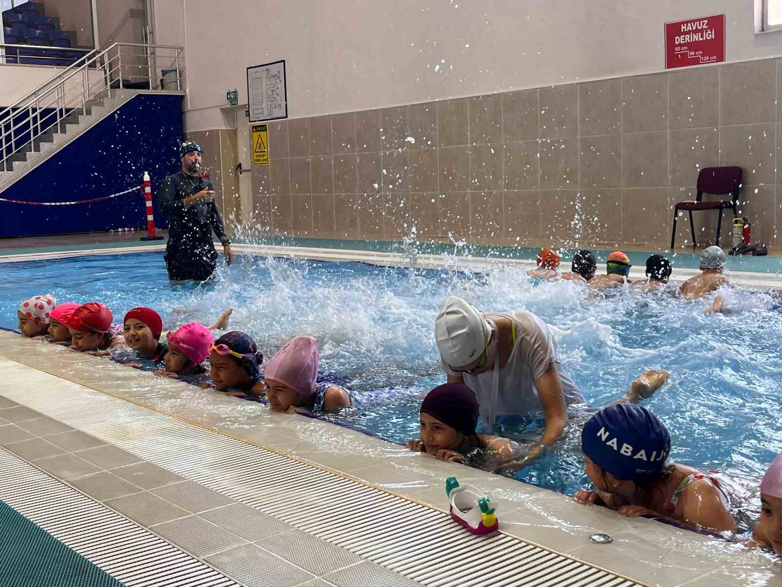 Nazilli’de çocuklar yaz tatilini yüzme öğrenerek geçiriyor