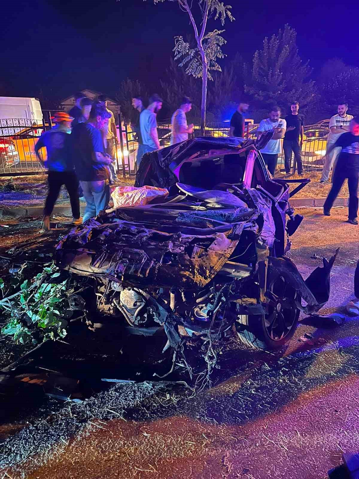 Refüje çarpan otomobil hurdaya döndü: 2 yaralı
