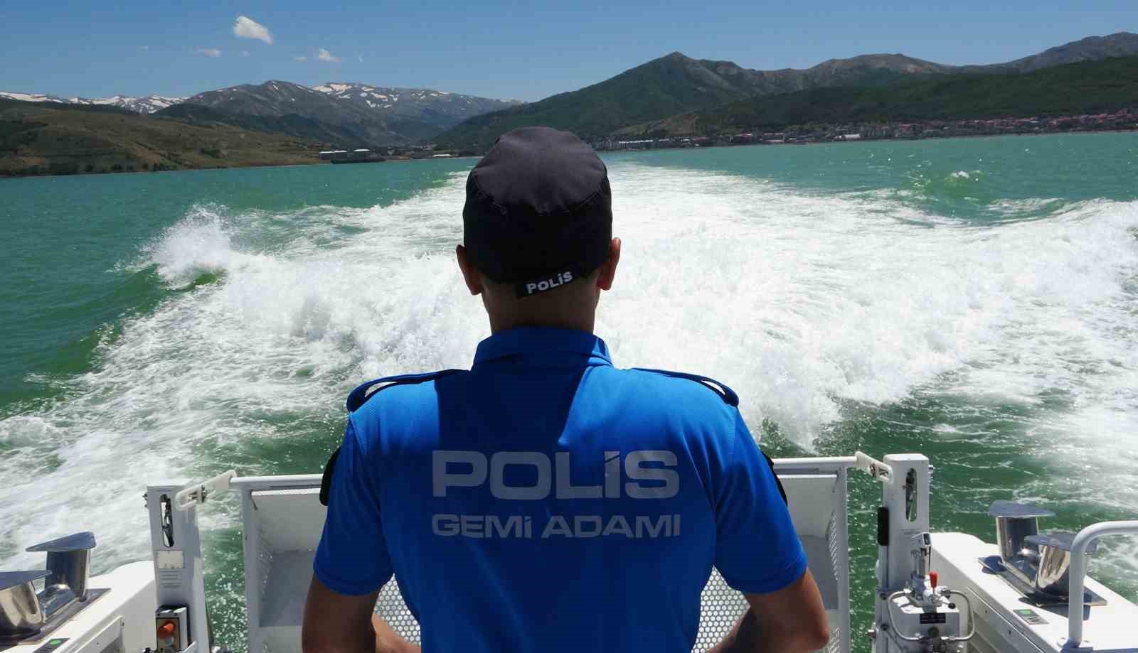 Van Gölü’nde kaçak avcılığa deniz polisinden geçit yok