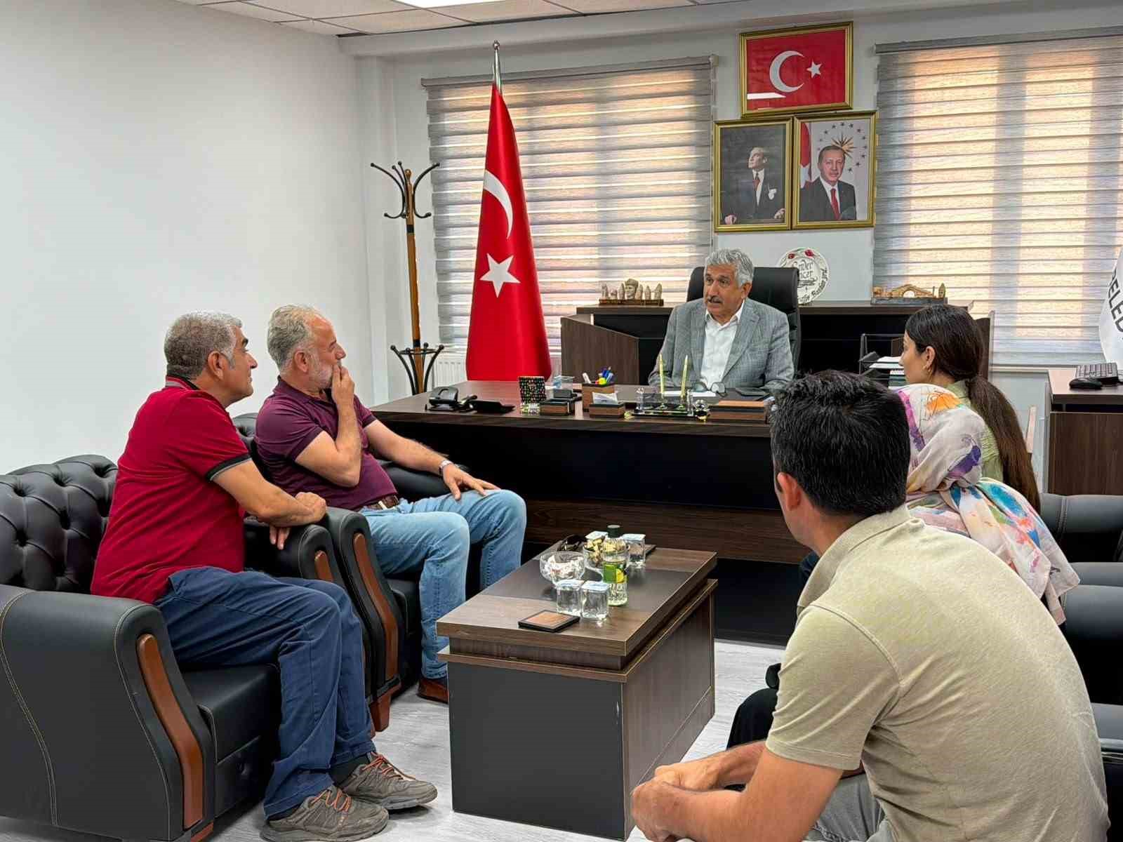 Başkan Hallaç, hemşehri buluşmalarında vatandaşlarla bir araya geliyor
