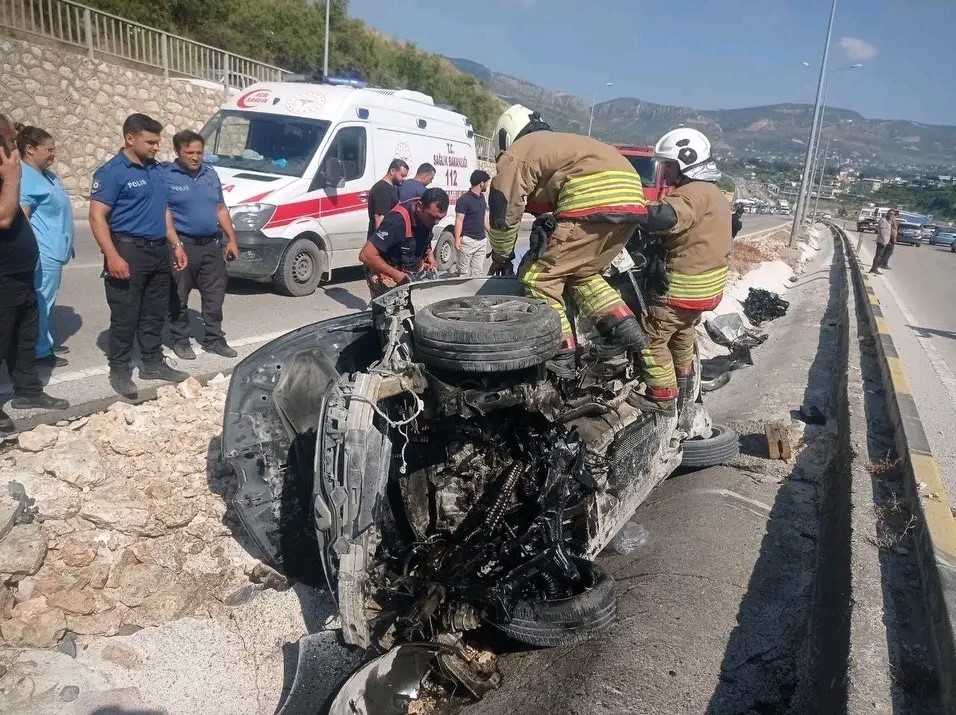 Hatay’da otomobil refüje çarptı: 1’i ağır 3 yaralı