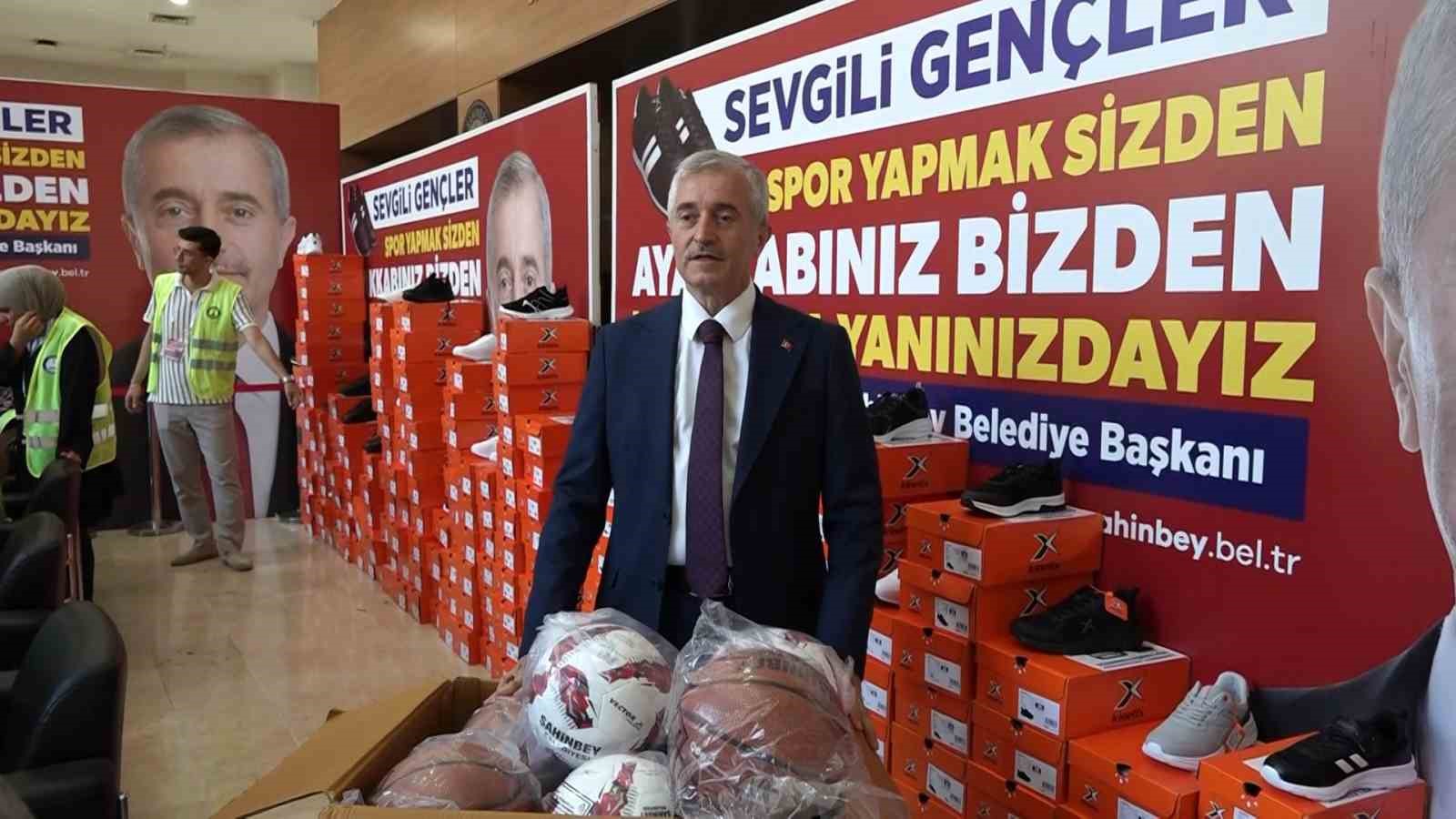 Şahinbey’de öğrencilere spor ayakkabı dağıtma geleneği devam ediyor