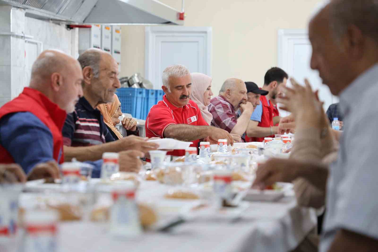 Türk Kızılay’dan huzurevi sakinlerine anlamlı ağırlama