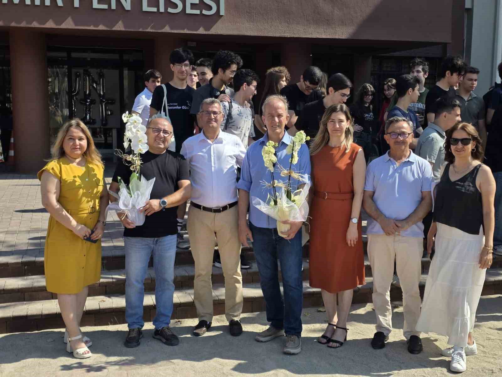 İzmir’de 34 yıllık öğretmene duygusal veda