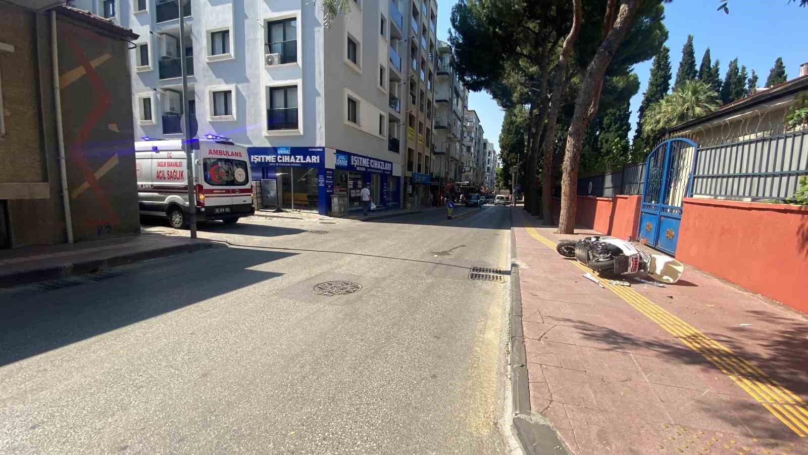 Otomobilin çarptığı motosiklet kaldırıma çıktı: 1 yaralı