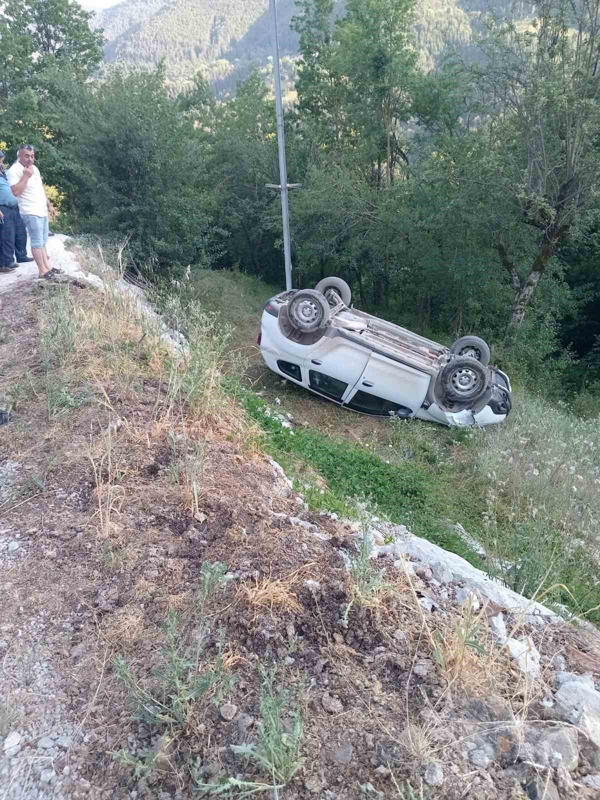 Kastamonu’da otomobil tarlaya yuvarlandı: 3 yaralı