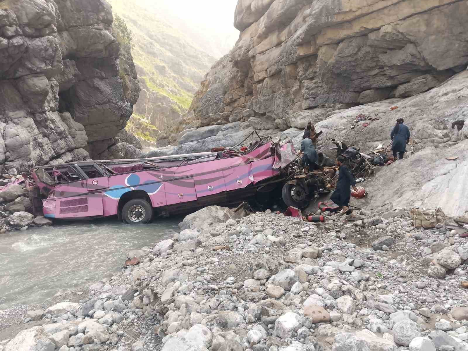Pakistan’da yolcu otobüsü dev çukura uçtu: 40 ölü