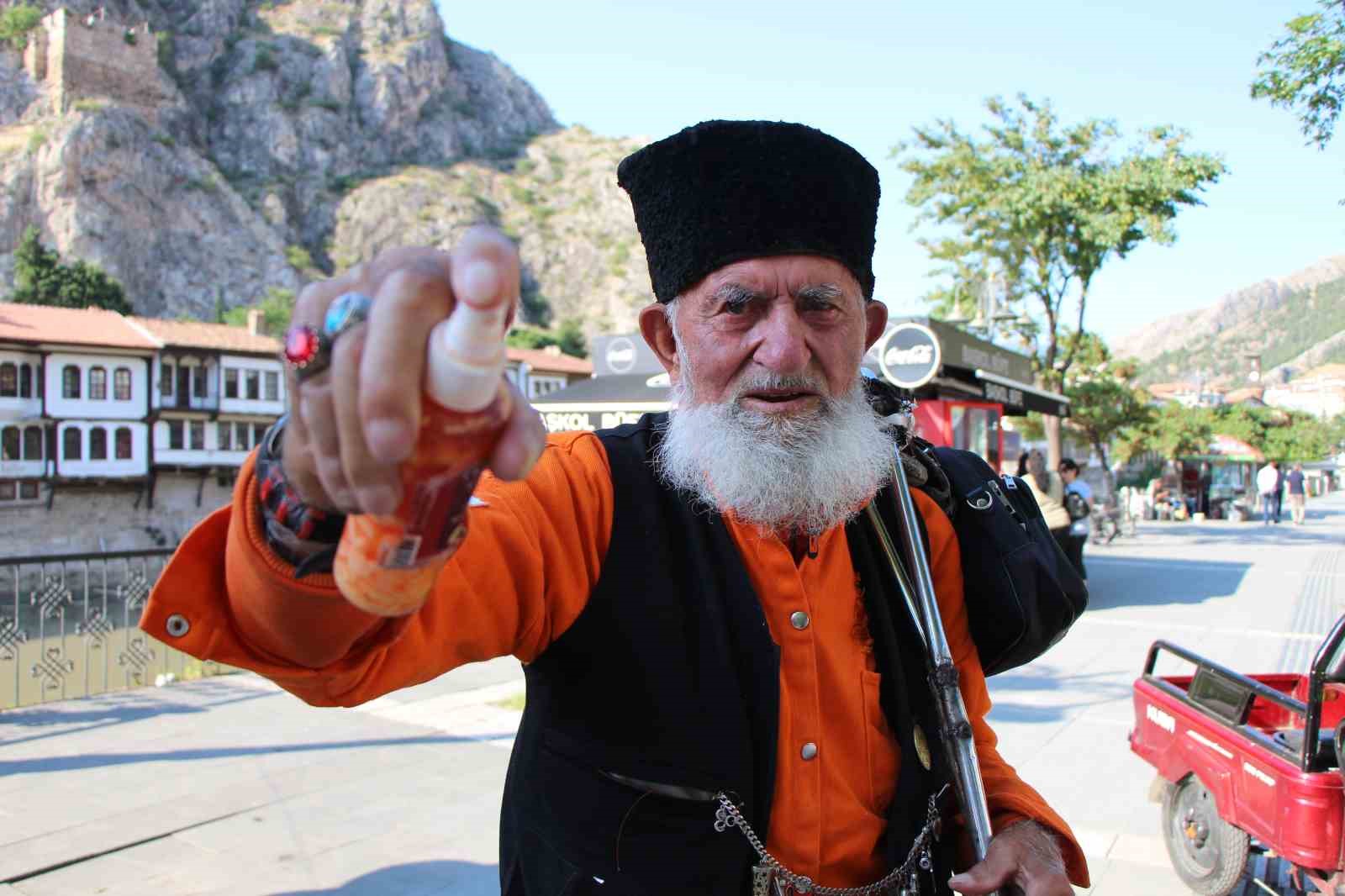 Kalpaklı asırlık çınar Amasya’nın son esansçısı