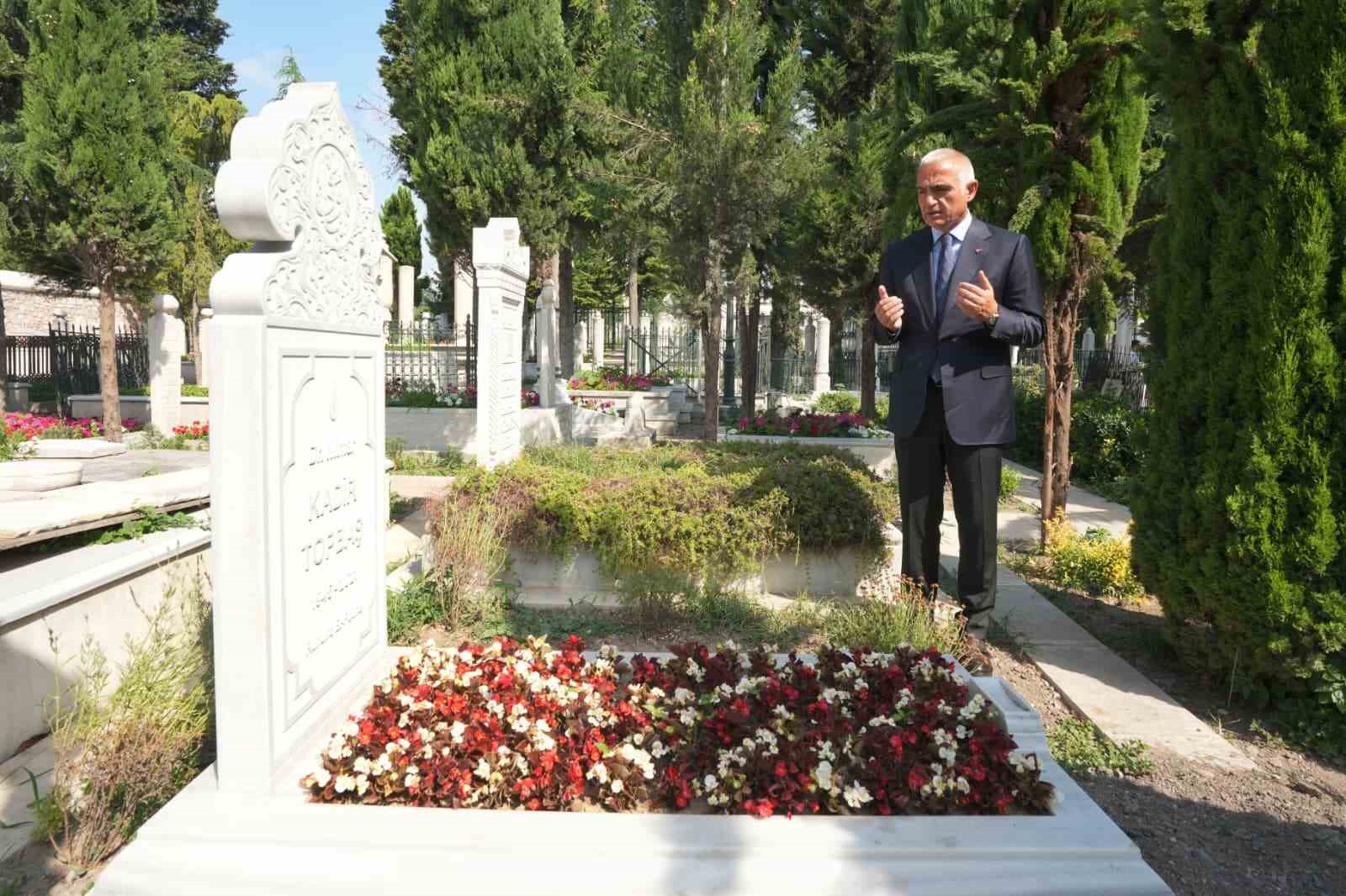Bakan Ersoy’dan Fatih Külliyesi Haziresi’ne anlamlı ziyaret