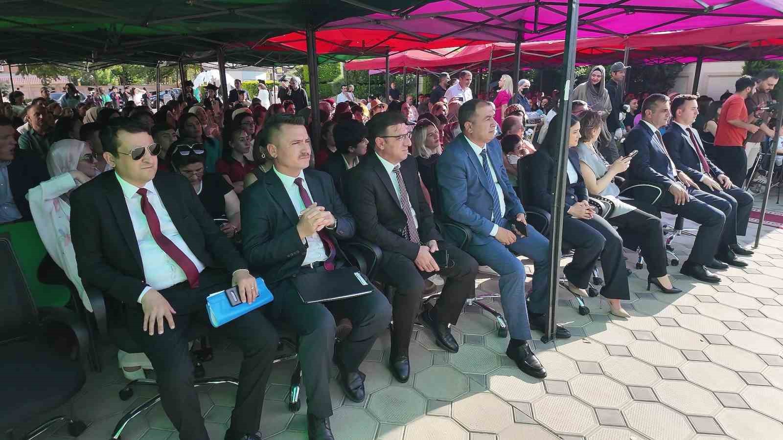 Çamelili öğrenciler kardeş okulun mezuniyet coşkusuna ortak oldu
