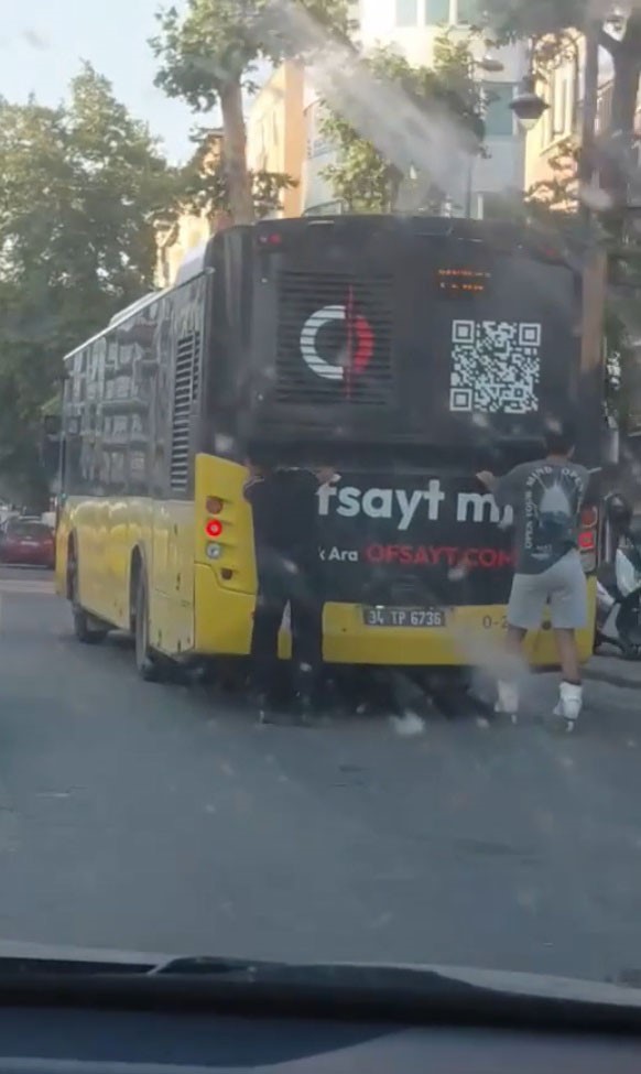 Pendik’te patenli iki gencin trafikteki ilginç yolculuğu kamerada