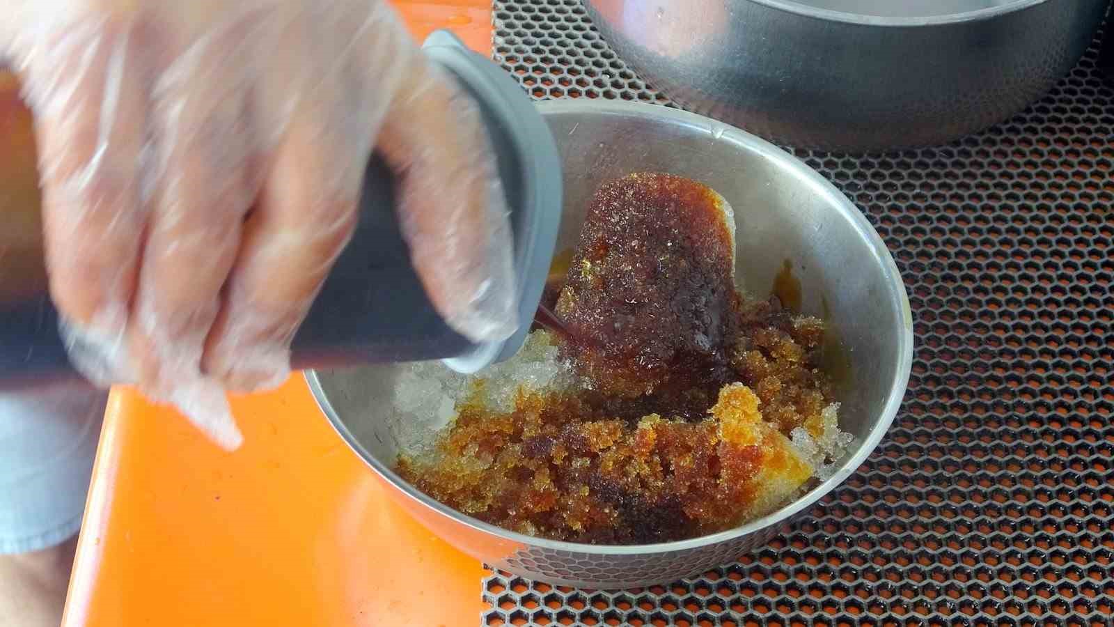 Muğla’da kavurucu sıcaklarda kar helvası ile serinliyorlar