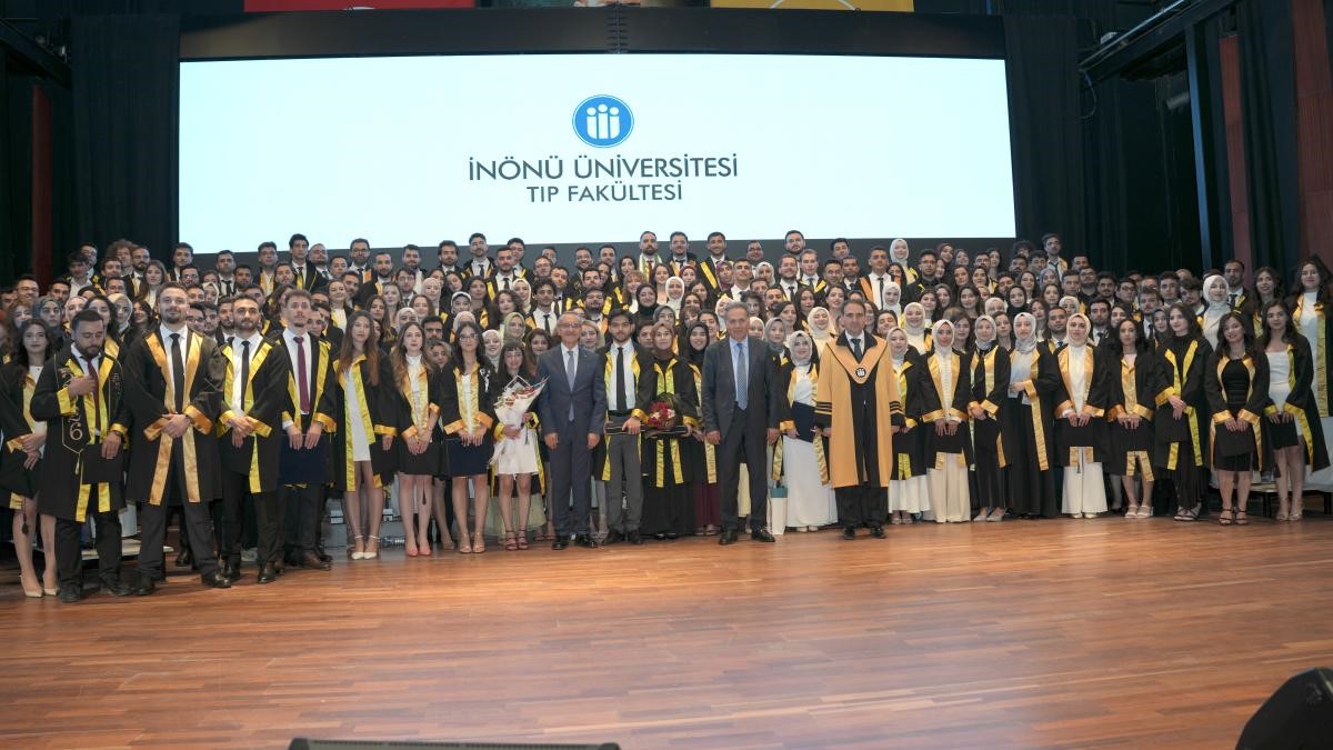 İnönü Üniversitesi Tıp Fakültesi’nde mezuniyet coşkusu