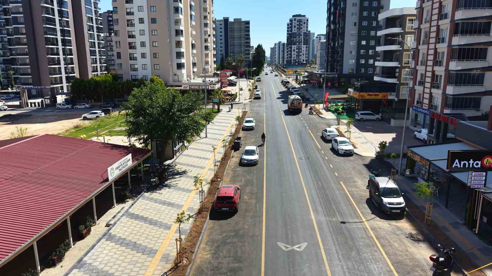 Mersin’de yenilenen cadde 420 ağaçla buluştu