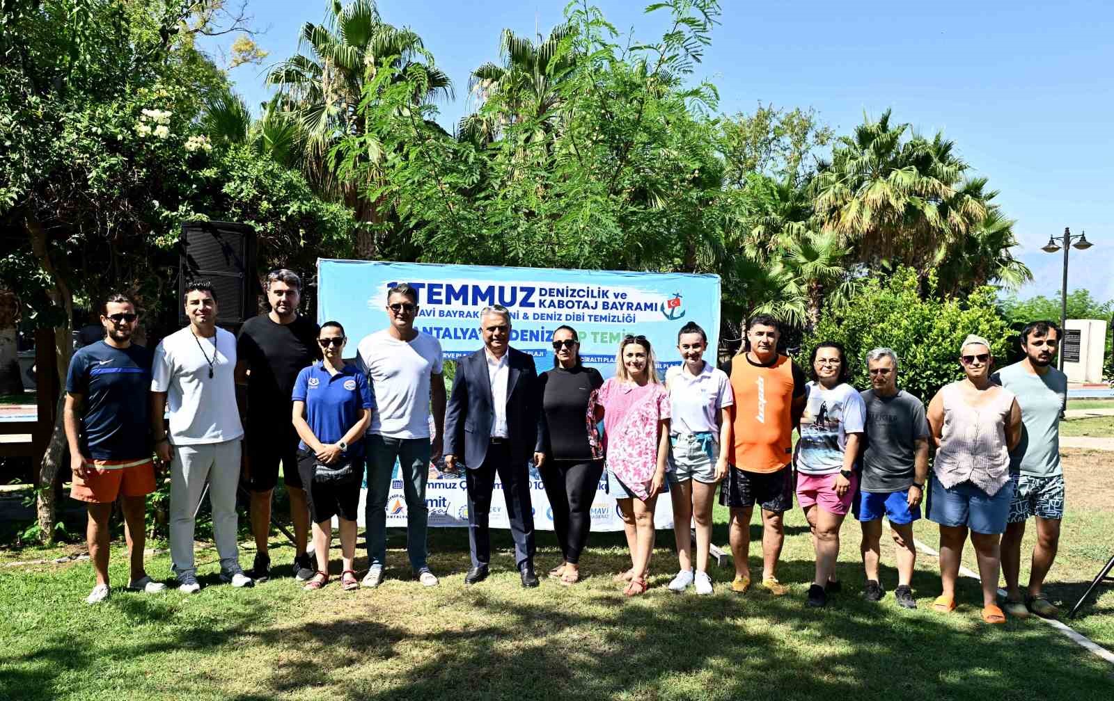 Antalya’da dip temizliğinde çok sayıda plastik ve teneke ambalaj atığı çıkarıldı