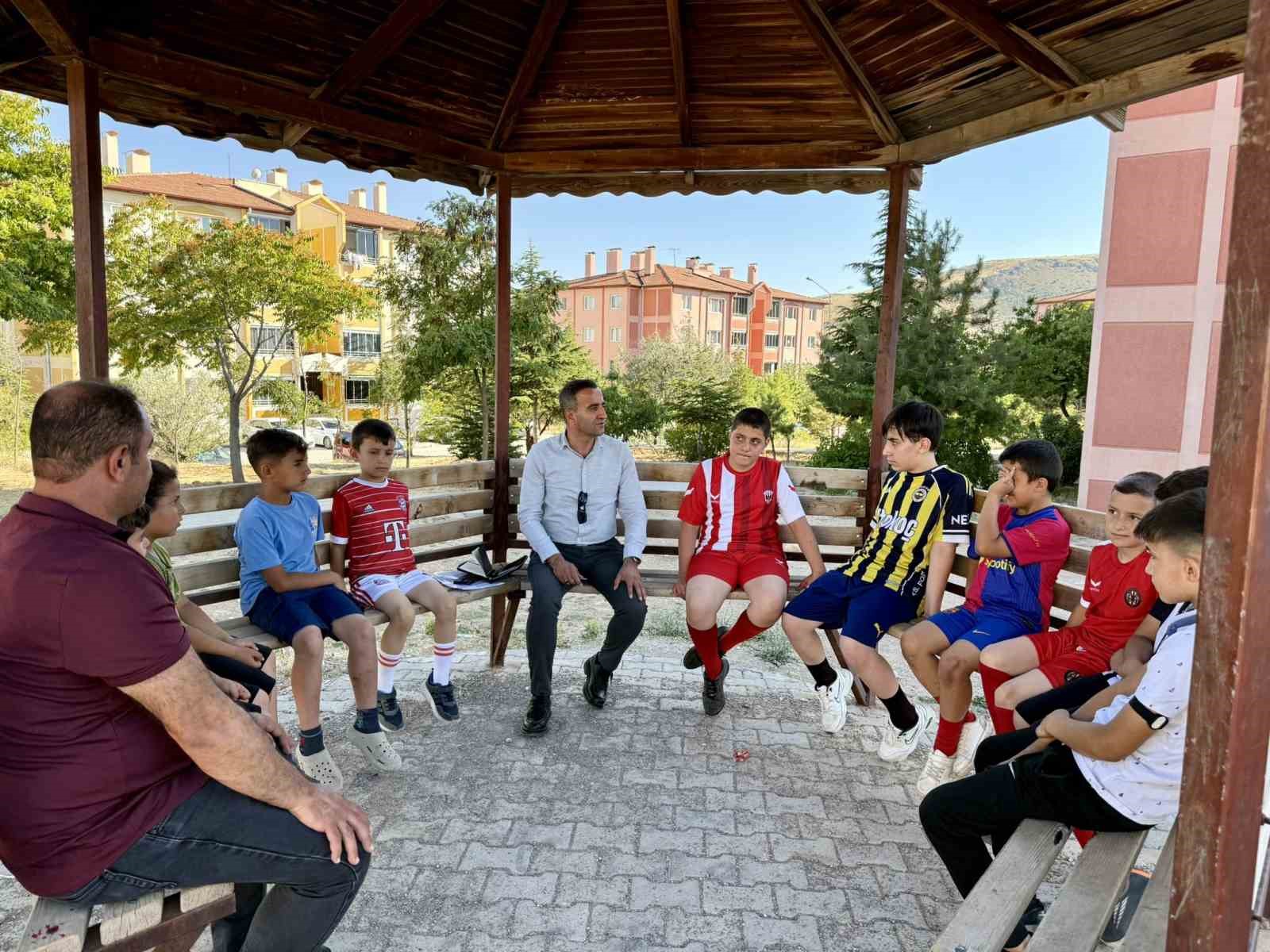 Başkan Ulutaş’tan engelli vatandaşa akülü araç desteği, çocuklara ziyaret
