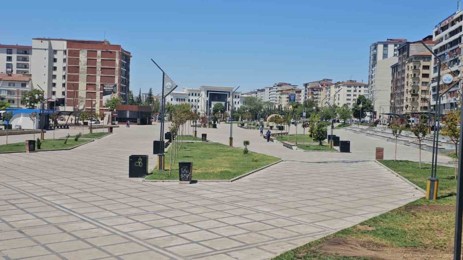 Elazığ’da kavurucu sıcaklardan dolayı cadde ve sokaklar boş kaldı