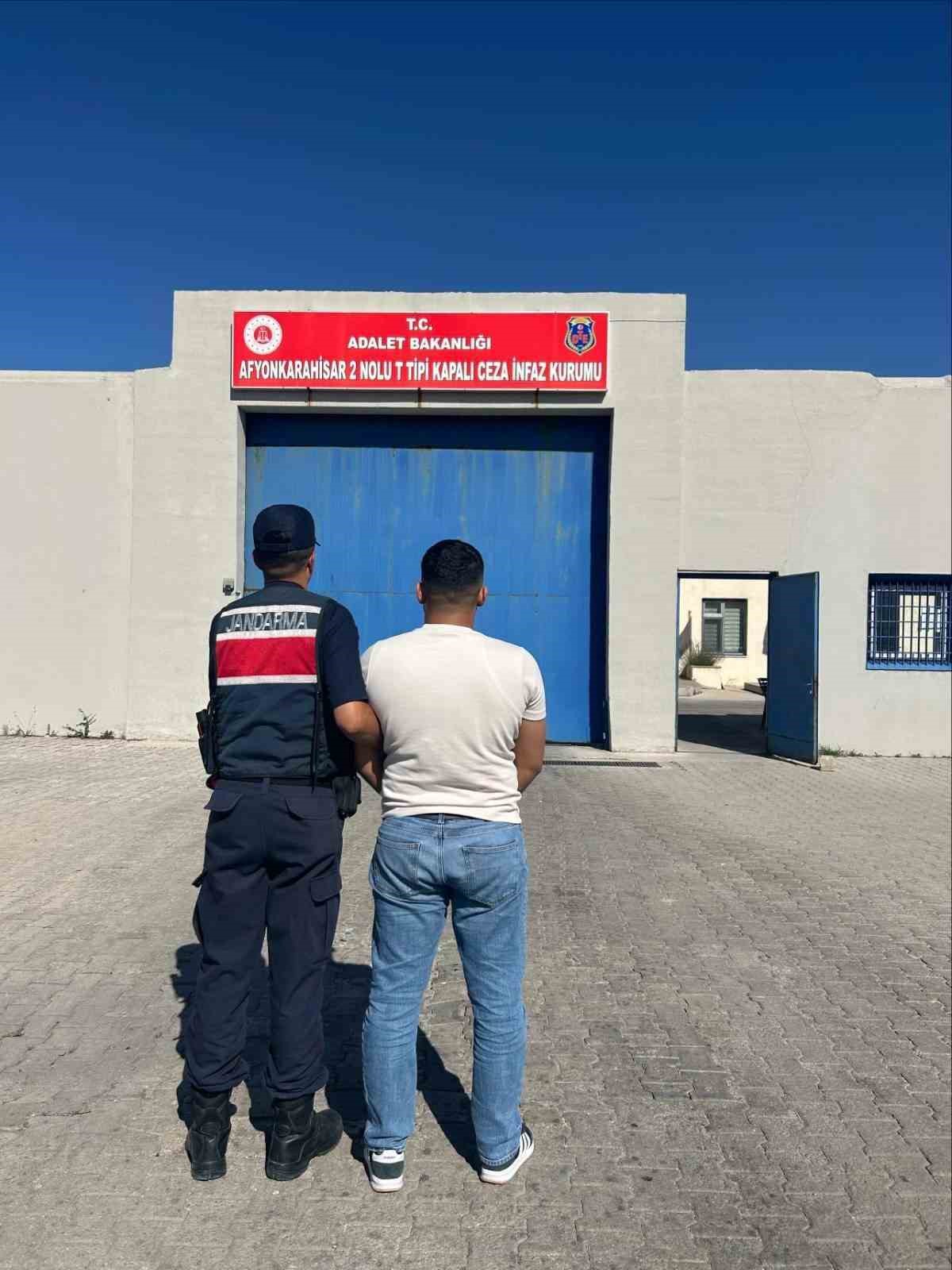 Uyuşturucu ticareti suçundan aranan şahsı jandarma yakaladı