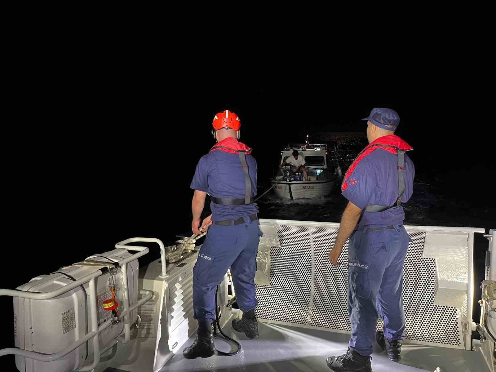 Çeşme’de sürüklenen teknedeki 3 kişi Sahil Güvenlik ekiplerince kurtarıldı