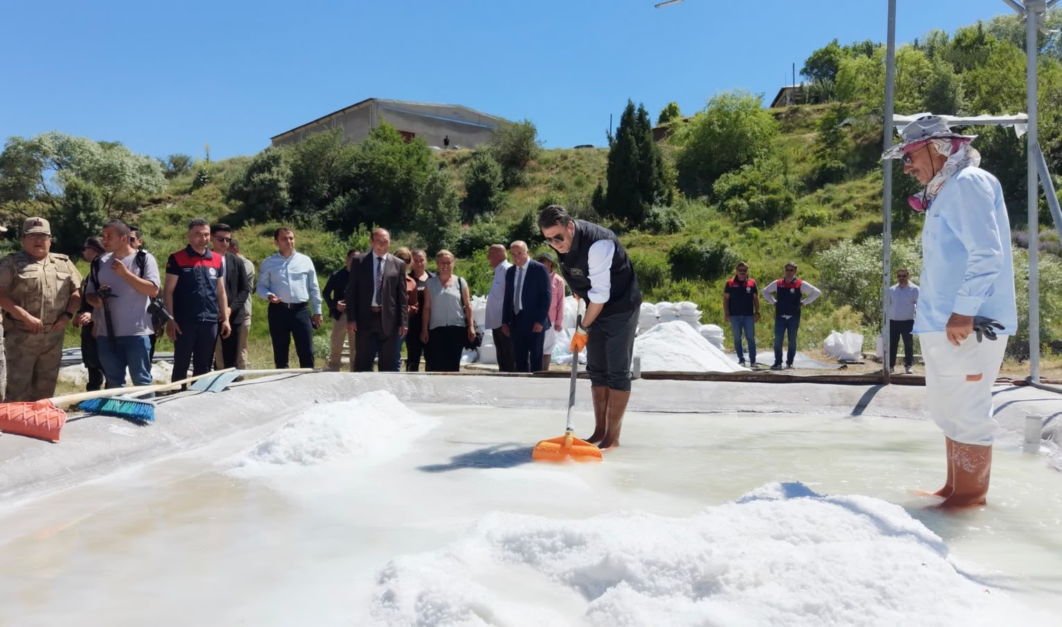 Vali Aygöl, tescilli Pülümür tuzunun üretimine kürek sallayarak eşlik etti