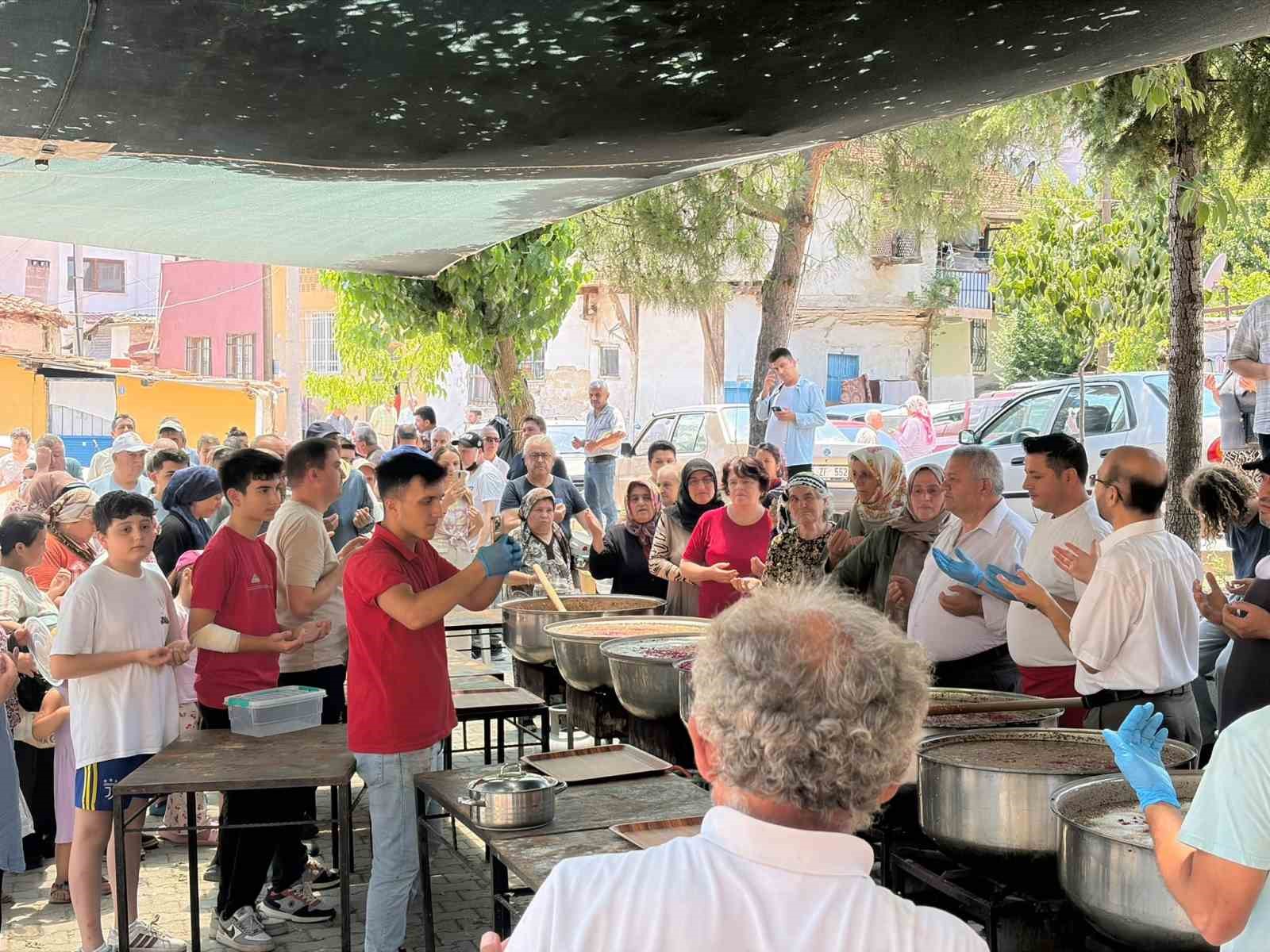 Güroluk Mahallesi’nde 34 yıllık aşure geleneği yaşatılıyor