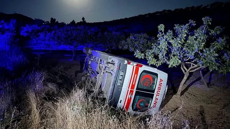 Siirt’te sağlıkçılar devrilen ambulansta kazayı yara atmadan atlattı